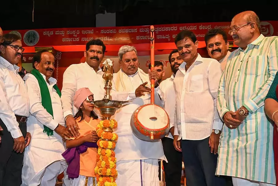 कनकदास के आदर्शों को अपनाएं: CM Siddaramaiah कनकदास के आदर्शों को अपनाएं: CM Siddaramaiah
