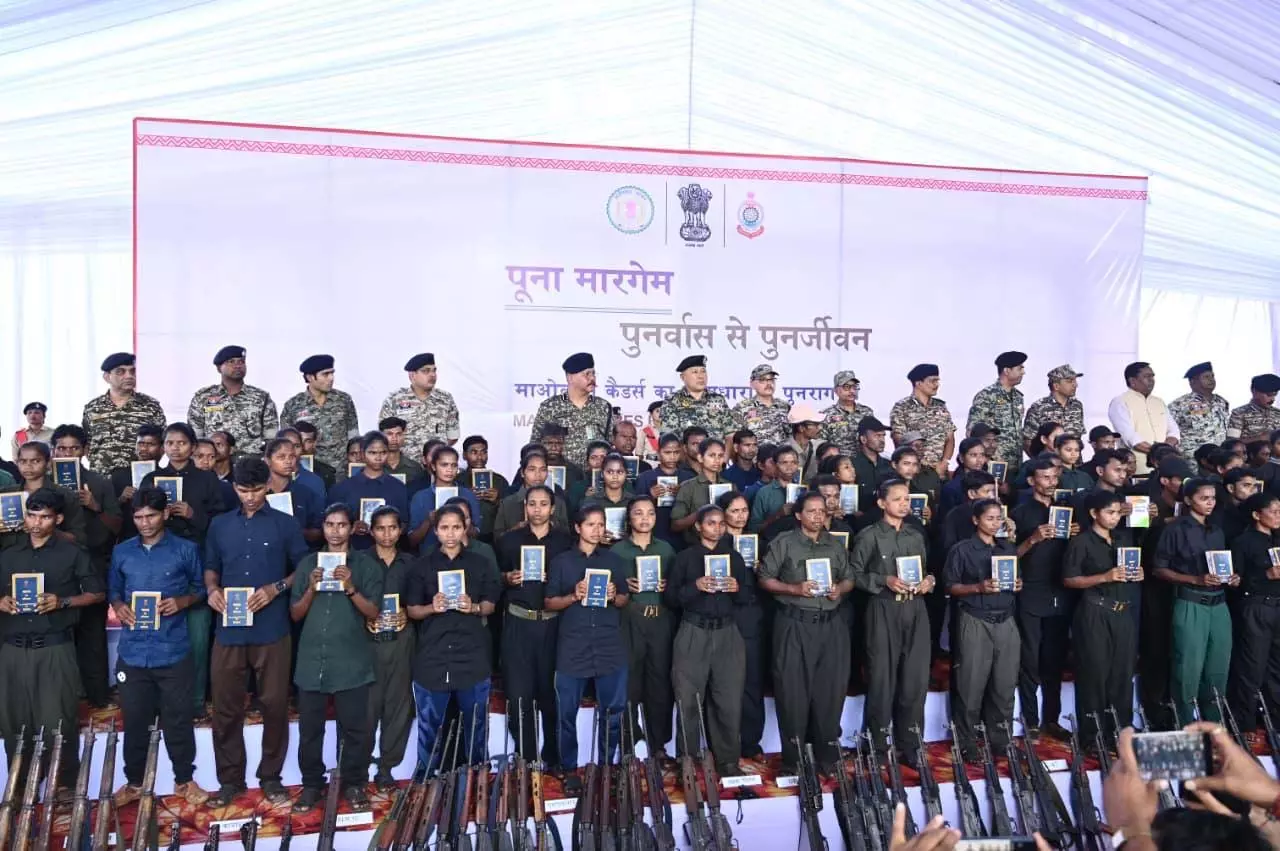 210 माओवादी कैडर लौटे समाज की मुख्यधारा में, CM साय की प्रेस कॉन्फ्रेंस शुरू 210 माओवादी कैडर लौटे समाज की मुख्यधारा में, CM साय की प्रेस कॉन्फ्रेंस शुरू