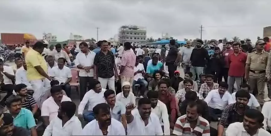 सड़क मरम्मत की मांग: एयरपोर्ट रोड को ब्लॉक करके विरोध प्रदर्शन सड़क मरम्मत की मांग: एयरपोर्ट रोड को ब्लॉक करके विरोध प्रदर्शन