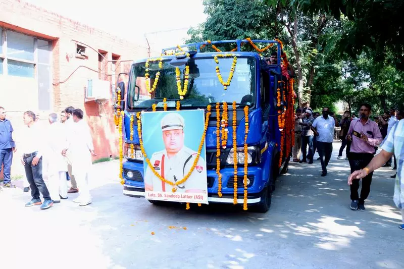 ASI संदीप का राजकीय सम्मान के साथ अंतिम संस्कार, परिवार ने की निष्पक्ष जांच की मांग ASI संदीप का राजकीय सम्मान के साथ अंतिम संस्कार, परिवार ने की निष्पक्ष जांच की मांग