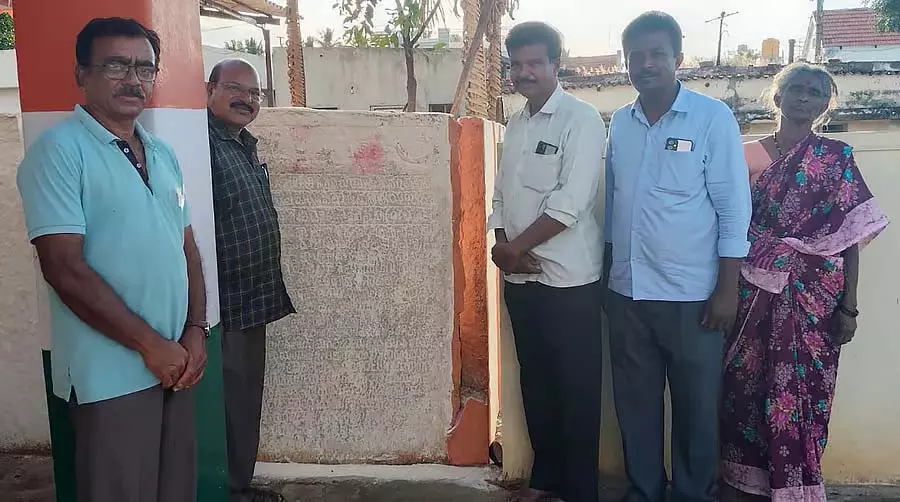 Shidalghatta : अवती नादप्रभु का शिलालेख मिला Shidalghatta : अवती नादप्रभु का शिलालेख मिला