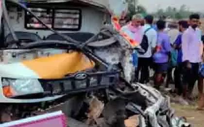 Haveri: मिनी ट्रक और खड़े ट्रैक्टर-ट्रेलर में टक्कर, 3 की मौत, 20 घायल Haveri: मिनी ट्रक और खड़े ट्रैक्टर-ट्रेलर में टक्कर, 3 की मौत, 20 घायल