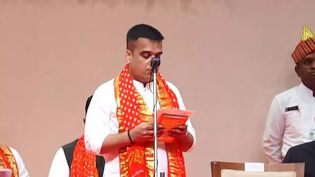 गुजरात कैबिनेट में फेरबदल: हर्ष सांघवी, रीवाबा जडेजा और 25 मंत्रियों ने गुजरात DCM के तौर पर शपथ ली गुजरात कैबिनेट में फेरबदल: हर्ष सांघवी, रीवाबा जडेजा और 25 मंत्रियों ने गुजरात DCM के तौर पर शपथ ली