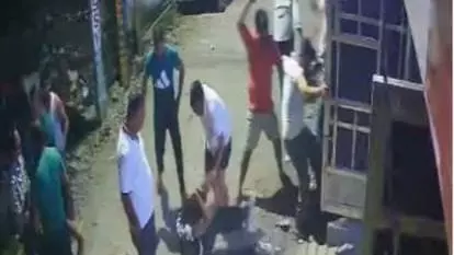 Bareilly: व्यापारी नेता और उनके बेटों पर हमला, इलाके में तनाव Bareilly: व्यापारी नेता और उनके बेटों पर हमला, इलाके में तनाव