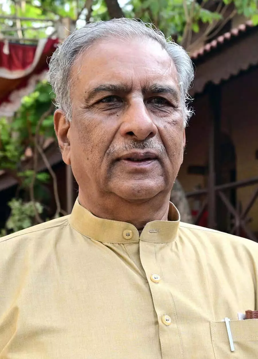 Yellapur : हाईवे पर गड्ढे में फंसने के बाद कार से बाहर निकलते बसवराज Yellapur : हाईवे पर गड्ढे में फंसने के बाद कार से बाहर निकलते बसवराज