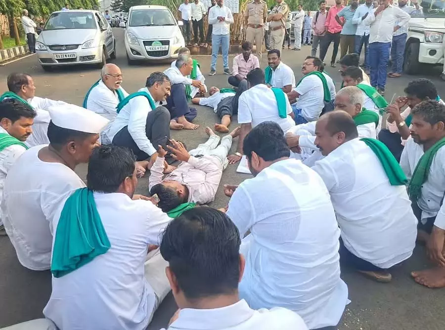 Belgaum : किसानों ने गन्ने के लिए ₹3,300 मांगे Belgaum : किसानों ने गन्ने के लिए ₹3,300 मांगे