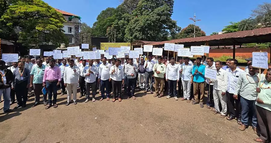 PDO पर हमला: आरोपियों की गिरफ्तारी की मांग PDO पर हमला: आरोपियों की गिरफ्तारी की मांग