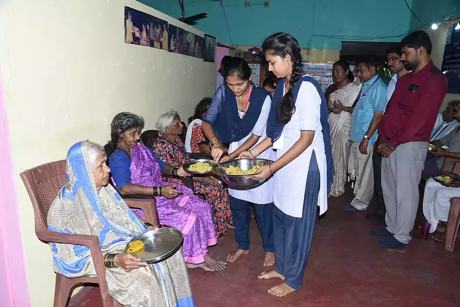 Haveri : छात्रों ने वृद्धाश्रम के लोगों को खाना परोसा Haveri : छात्रों ने वृद्धाश्रम के लोगों को खाना परोसा