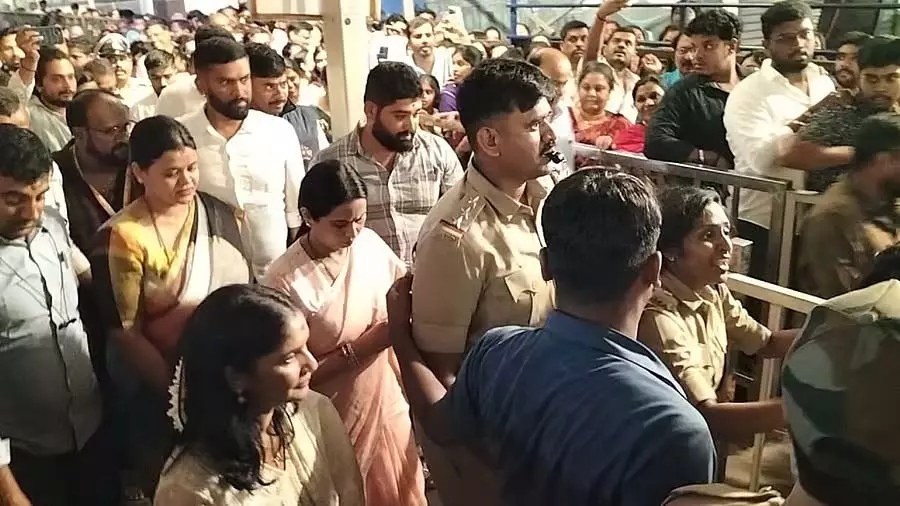 Karnataka : मंत्री लक्ष्मी हेब्बालकारा ने ₹1,000 का टिकट खरीदकर हसनम्बे का दौरा किया Karnataka : मंत्री लक्ष्मी हेब्बालकारा ने ₹1,000 का टिकट खरीदकर हसनम्बे का दौरा किया