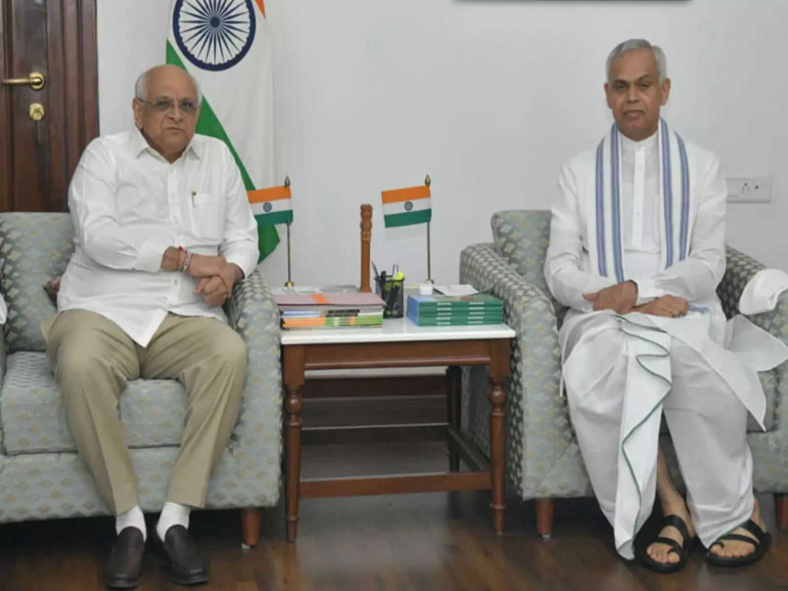 CM भूपेंद्र पटेल ने नए मंत्रिमंडल के शपथ ग्रहण समारोह की अनुमति लेने के लिए राज्यपाल से की मुलाकात CM भूपेंद्र पटेल ने नए मंत्रिमंडल के शपथ ग्रहण समारोह की अनुमति लेने के लिए राज्यपाल से की मुलाकात