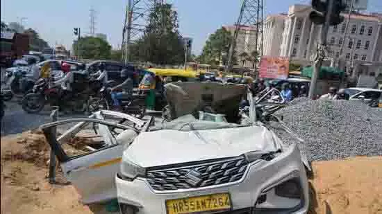 Gurugram: 22 पहियों वाले ट्रक की चपेट में आई कैब, एक की मौत, दो घायल Gurugram: 22 पहियों वाले ट्रक की चपेट में आई कैब, एक की मौत, दो घायल