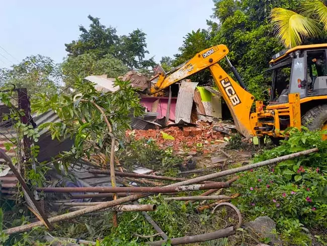 Telangana : कुलसुमपुरा में 110 करोड़ रुपये की सरकारी ज़मीन बचाई Telangana : कुलसुमपुरा में 110 करोड़ रुपये की सरकारी ज़मीन बचाई