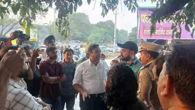ACP ने थोक पटाखा बाजार में यातायात की समीक्षा की ACP ने थोक पटाखा बाजार में यातायात की समीक्षा की