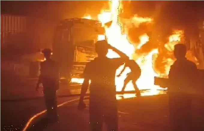 Karnal: ऑनलाइन सामान से भरे ट्रक में लगी आग Karnal: ऑनलाइन सामान से भरे ट्रक में लगी आग