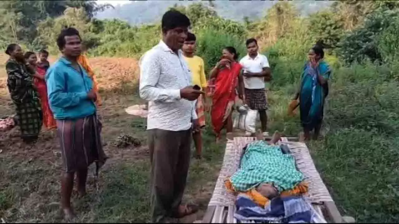 Odisha: पुल न होने से महिला मरीज को खाट पर नदी पार कराना पड़ा Odisha: पुल न होने से महिला मरीज को खाट पर नदी पार कराना पड़ा
