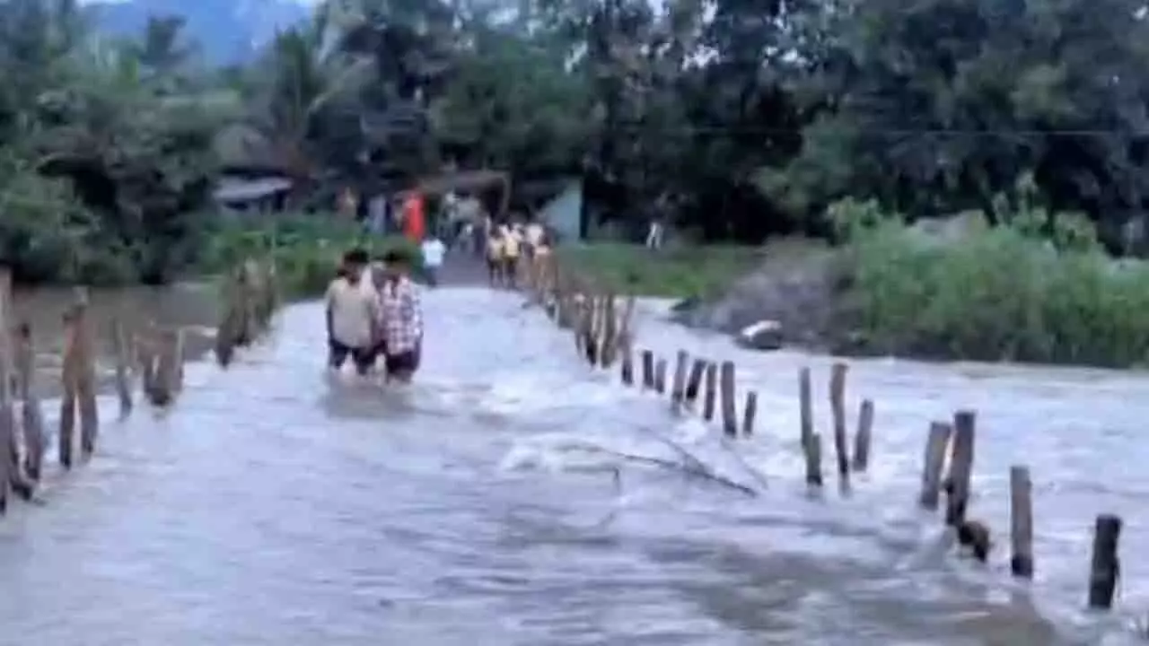 Odisha: पुल निर्माण में देरी से खोरधा गांव में दैनिक जीवन प्रभावित Odisha: पुल निर्माण में देरी से खोरधा गांव में दैनिक जीवन प्रभावित
