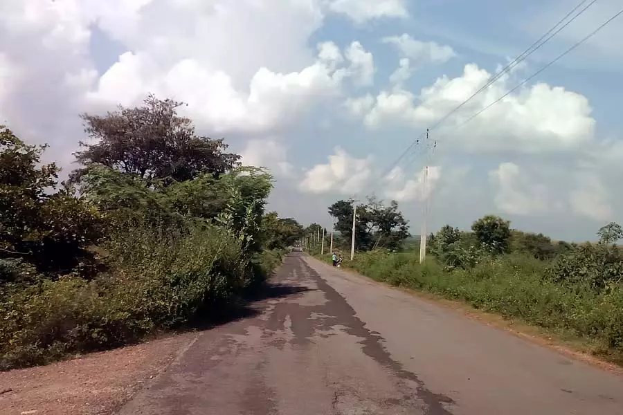 Karnataka : बारिश के कारण करीब 16 km सड़क खराब हो गई Karnataka : बारिश के कारण करीब 16 km सड़क खराब हो गई