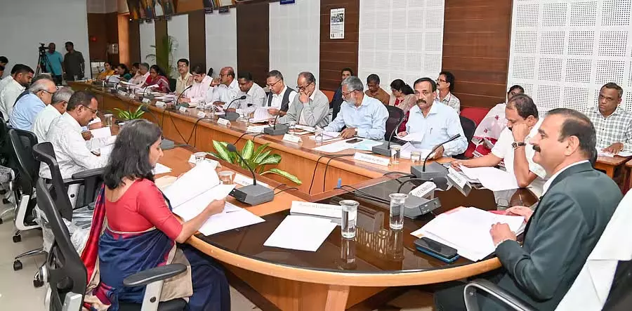 रिटायर लोगों की पेंशन के पैसे के लिए संघर्ष: सरकार से संपर्क करने का फैसला रिटायर लोगों की पेंशन के पैसे के लिए संघर्ष: सरकार से संपर्क करने का फैसला