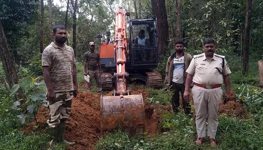 Kumbaradi : 15 एकड़ कब्ज़ा की हुई जंगल की ज़मीन साफ़ की गई Kumbaradi : 15 एकड़ कब्ज़ा की हुई जंगल की ज़मीन साफ़ की गई
