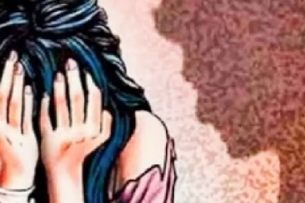 Bengaluru: कॉलेज के शौचालय में इंजीनियरिंग छात्रा से बलात्कार, दोस्त गिरफ्तार Bengaluru: कॉलेज के शौचालय में इंजीनियरिंग छात्रा से बलात्कार, दोस्त गिरफ्तार