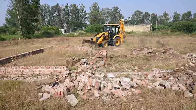 Panchkula में अवैध ढांचों को ढहाया गया Panchkula में अवैध ढांचों को ढहाया गया