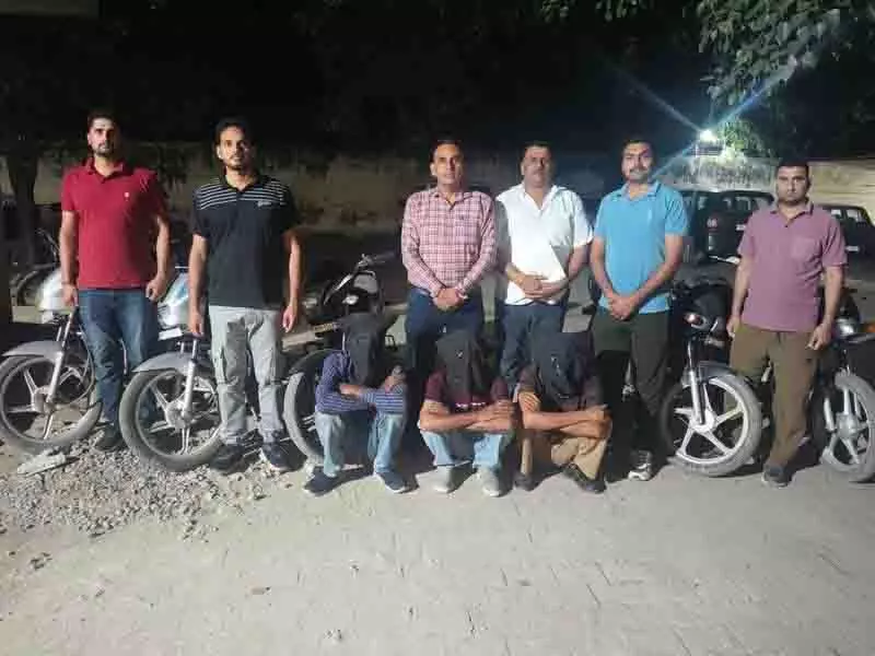 Panchkula में चोरों के गिरोह का भंडाफोड़, तीन गिरफ्तार, चोरी की बाइक बरामद Panchkula में चोरों के गिरोह का भंडाफोड़, तीन गिरफ्तार, चोरी की बाइक बरामद