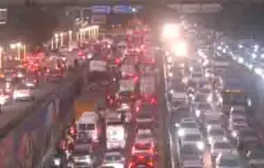 Delhi: दिवाली से पहले त्योहारी भीड़ के चलते मूलचंद फ्लाईओवर पर लंबा जाम Delhi: दिवाली से पहले त्योहारी भीड़ के चलते मूलचंद फ्लाईओवर पर लंबा जाम