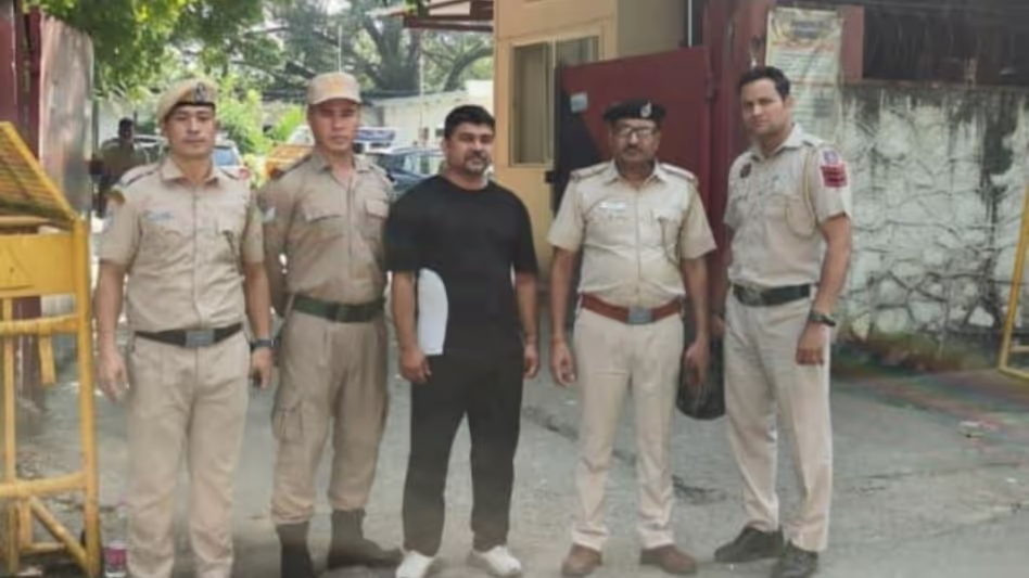 Arunachal पुलिस ने 46 लाख रुपये के एफएक्सस्टॉक निवेश धोखाधड़ी मामले में फरार आरोपी को गिरफ्तार Arunachal पुलिस ने 46 लाख रुपये के एफएक्सस्टॉक निवेश धोखाधड़ी मामले में फरार आरोपी को गिरफ्तार