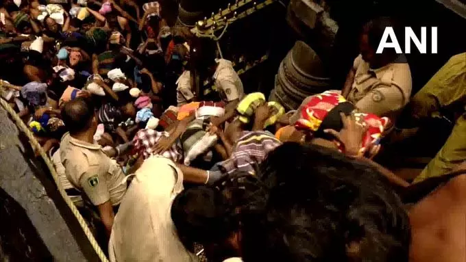 सबरिमाला मंदिर के दरवाजे खुले, भक्तों ने अय्यप्पन के दर्शन किए सबरिमाला मंदिर के दरवाजे खुले, भक्तों ने अय्यप्पन के दर्शन किए