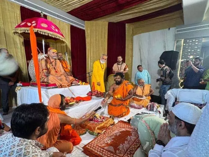 स्वामी अविमुक्तेश्वरानंद ने महाराष्ट्र में गौमाता को राज्य माता का दर्जा दिए जाने की आलोचना की स्वामी अविमुक्तेश्वरानंद ने महाराष्ट्र में गौमाता को राज्य माता का दर्जा दिए जाने की आलोचना की