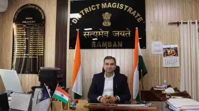DC ने एनएच-44 के नाशरी से बनिहाल खंड पर कार्य की प्रगति की समीक्षा की DC ने एनएच-44 के नाशरी से बनिहाल खंड पर कार्य की प्रगति की समीक्षा की