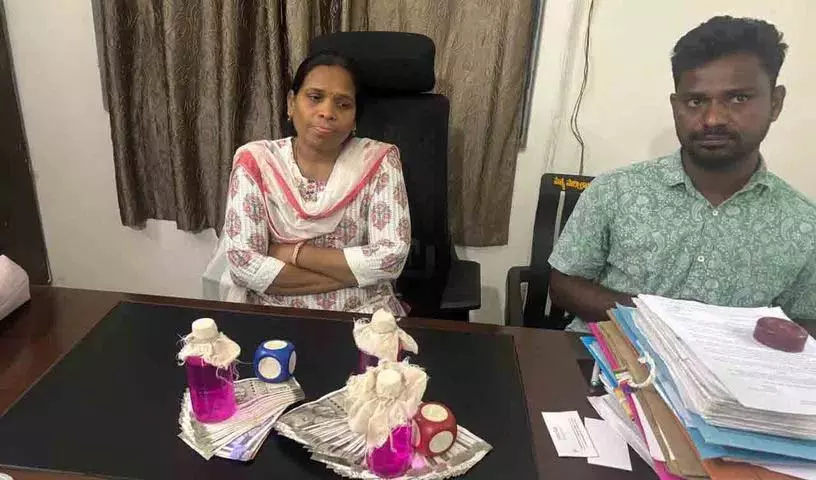 ACB की छापेमारी.. मत्स्य पालन और वन विभाग के अधिकारी रिश्वत लेते पकड़े गए ACB की छापेमारी.. मत्स्य पालन और वन विभाग के अधिकारी रिश्वत लेते पकड़े गए