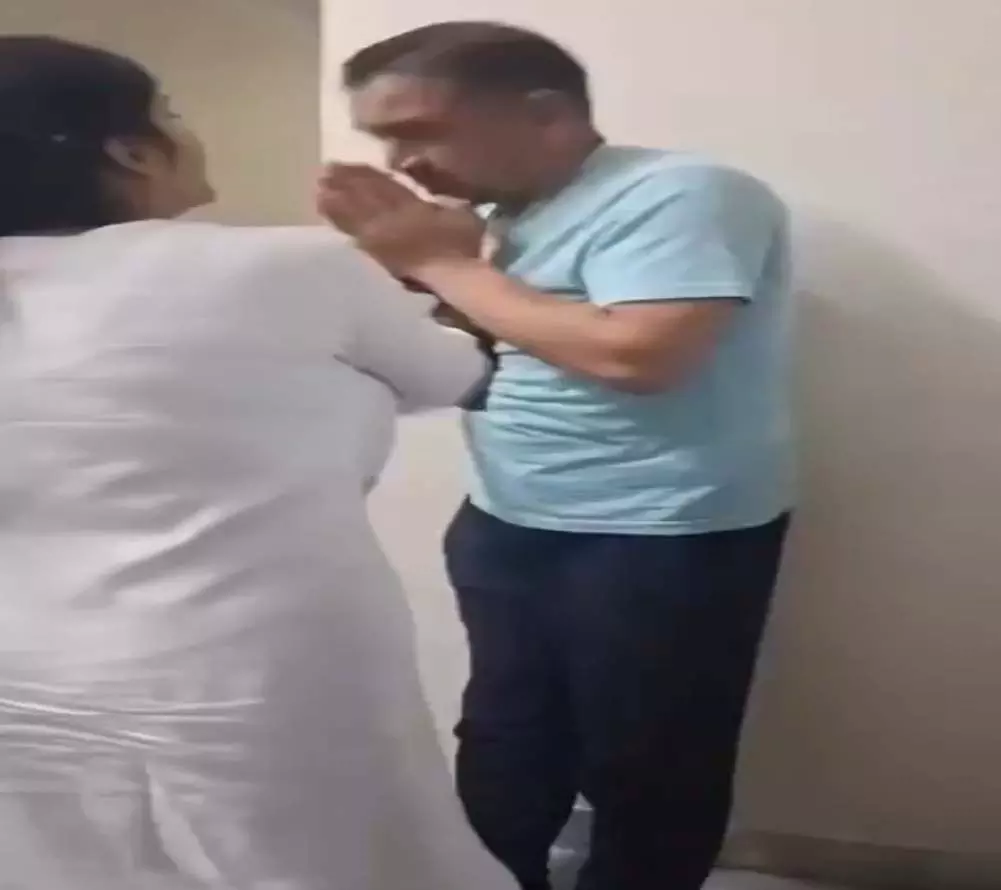 BREAKING: हॉस्पिटल में स्टाफ नर्स से छेड़छाड़ करता पकड़ाया EX आर्मीमैन, FIR दर्ज BREAKING: हॉस्पिटल में स्टाफ नर्स से छेड़छाड़ करता पकड़ाया EX आर्मीमैन, FIR दर्ज