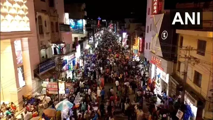 दिवाली से पहले बाजारों में खरीदारी का जोर, मिठाइयों, दीयों और सजावट में बढ़ी मांग दिवाली से पहले बाजारों में खरीदारी का जोर, मिठाइयों, दीयों और सजावट में बढ़ी मांग