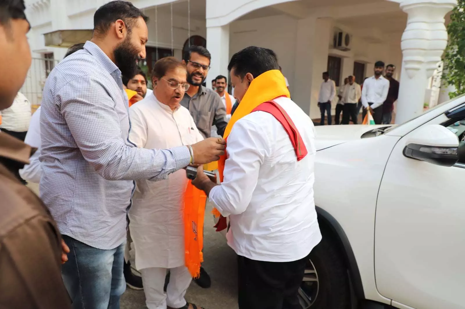 उपमुख्यमंत्री विजय शर्मा का भाजपा नेता अशोक बजाज ने किया आत्मीय स्वागत उपमुख्यमंत्री विजय शर्मा का भाजपा नेता अशोक बजाज ने किया आत्मीय स्वागत