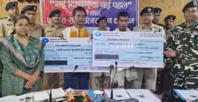 Jharkhand: TSPC के दो एरिया कमांडरों ने पुलिस के सामने आत्मसमर्पण किया Jharkhand: TSPC के दो एरिया कमांडरों ने पुलिस के सामने आत्मसमर्पण किया