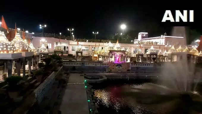 उज्जैन में दीपोत्सव का आगाज़, महाकालेश्वर मंदिर में आरती और दीयों की रौशनी से जगमगाया परिसर उज्जैन में दीपोत्सव का आगाज़, महाकालेश्वर मंदिर में आरती और दीयों की रौशनी से जगमगाया परिसर