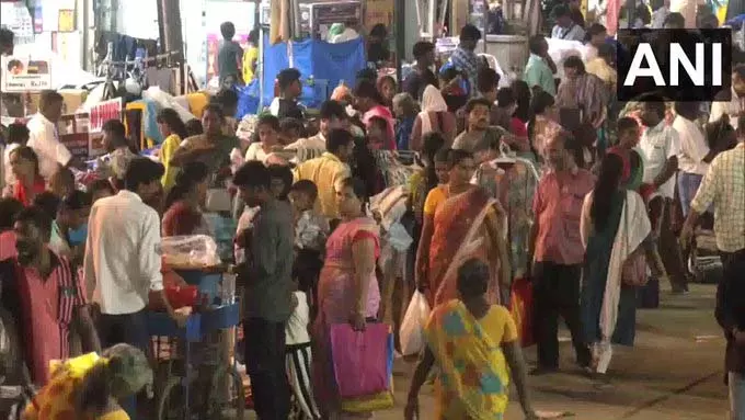 दिवाली खरीदारी: विलक्कु थून और आसपास की सड़कों पर भारी भीड़, सीसीटीवी निगरानी दिवाली खरीदारी: विलक्कु थून और आसपास की सड़कों पर भारी भीड़, सीसीटीवी निगरानी