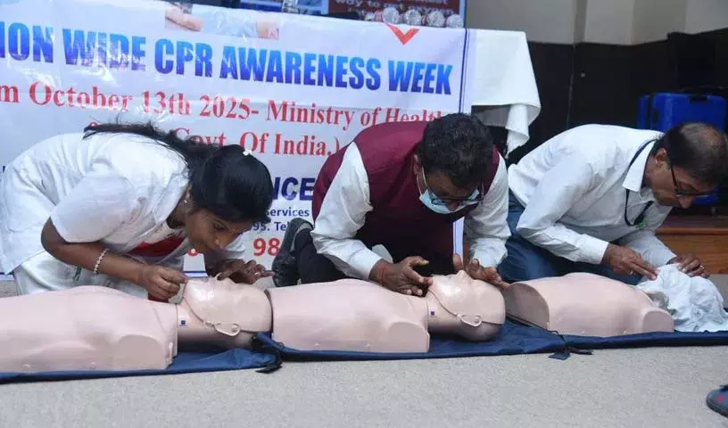 CPR अवेयरनेस वीक में नागरिकों को दिलाई गई कार्डियो-पल्मोनरी रेससिटेशन (CPR) की ट्रेनिंग CPR अवेयरनेस वीक में नागरिकों को दिलाई गई कार्डियो-पल्मोनरी रेससिटेशन (CPR) की ट्रेनिंग