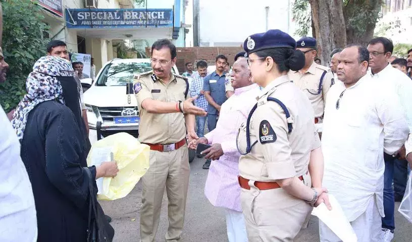 पुलिस आयुक्त VC सज्जनार हर शुक्रवार पुराने शहर में रहेंगे जनता से सीधे मुलाकात के लिए पुलिस आयुक्त VC सज्जनार हर शुक्रवार पुराने शहर में रहेंगे जनता से सीधे मुलाकात के लिए