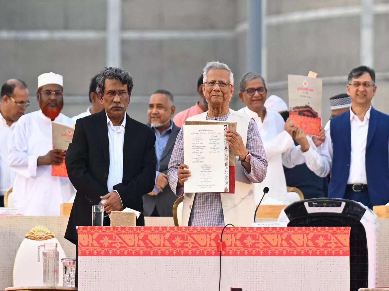 Bangladesh के राजनीतिक दलों ने विद्रोह-पश्चात सुधार एजेंडे पर हस्ताक्षर किए Bangladesh के राजनीतिक दलों ने विद्रोह-पश्चात सुधार एजेंडे पर हस्ताक्षर किए