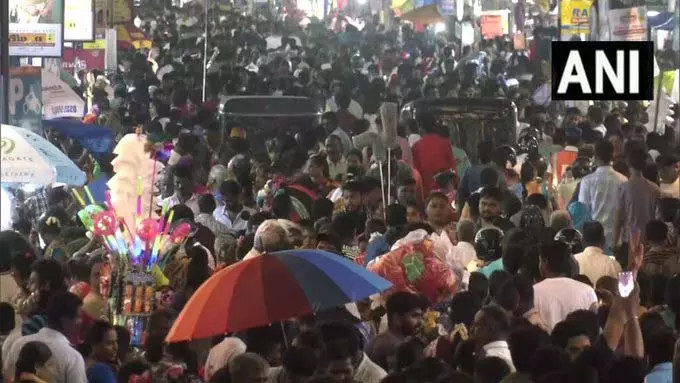 दिवाली से पहले मदुरै में विलाक्कुथून स्ट्रीट पर खरीदारी का उत्साह, लोगों की भारी भीड़ उमड़ी दिवाली से पहले मदुरै में विलाक्कुथून स्ट्रीट पर खरीदारी का उत्साह, लोगों की भारी भीड़ उमड़ी