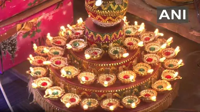 कोलकाता में दिवाली की खरीदारी के लिए बाजारों में उमड़ी भीड़, 20 अक्टूबर से त्योहार की शुरुआत कोलकाता में दिवाली की खरीदारी के लिए बाजारों में उमड़ी भीड़, 20 अक्टूबर से त्योहार की शुरुआत