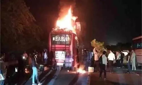Noida: यात्रियों से भरीचलती लग्जरी बस में लगी भीषण  आग