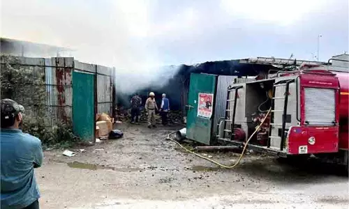 Mandi: कबाड़ मार्कीट में लगी भीषण आग, सामान जलकर राख