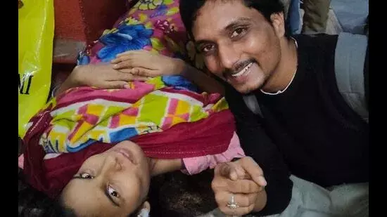 video call पर डॉक्टर की मदद से, यात्री ने राम मंदिर स्टेशन पर महिला का प्रसव कराया