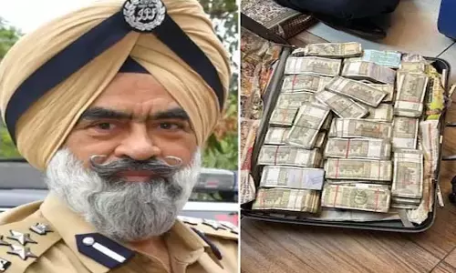 सीबीआई ने रिश्वत लेते DIG को रंगे हाथ गिरफ्तार किया, नोटों से भरा बैग मिला, और... सीबीआई ने रिश्वत लेते DIG को रंगे हाथ गिरफ्तार किया, नोटों से भरा बैग मिला, और...