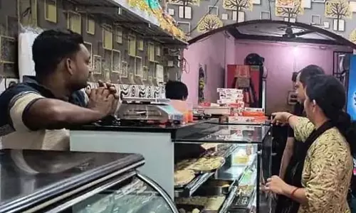 होटलों में खाद्य विभाग की रेड, मिठाइयों के सैंपल लिए गए