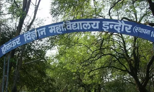 Indore : खाली घर में चोरी के आरोप में दो नाबालिगों समेत पांच पकड़े गए Indore : खाली घर में चोरी के आरोप में दो नाबालिगों समेत पांच पकड़े गए