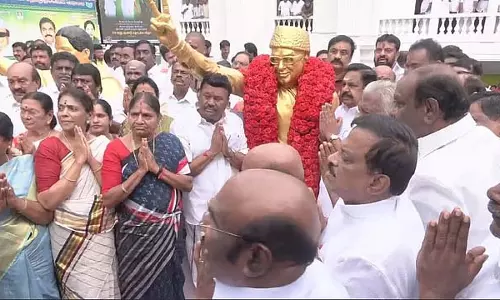 AIADMK के उद्घाटन दिवस पर EPS ने MGR और जयललिता की मूर्तियों को श्रद्धांजलि दी